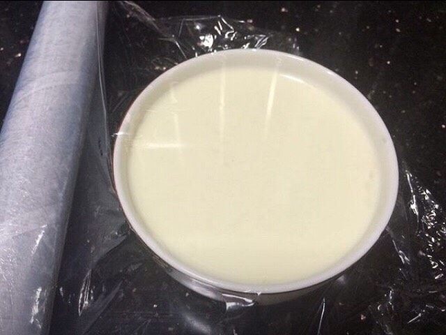 双皮奶-简约版,盖上一层保鲜膜,以防在蒸的过程中过多的水蒸汽进入双皮奶中,影响口感。