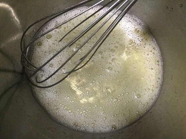 双皮奶-简约版,蛋白用手动打蛋器打散,形成很多细小的泡泡。