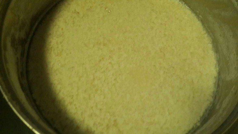 家庭自制豆腐，卫生又好吃,搅动成絮状即可