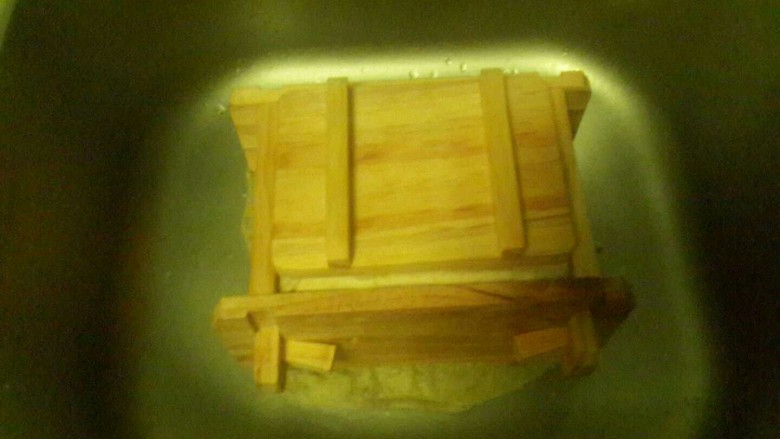 家庭自制豆腐，卫生又好吃,盖上盖子，放上重物，压10分钟定型