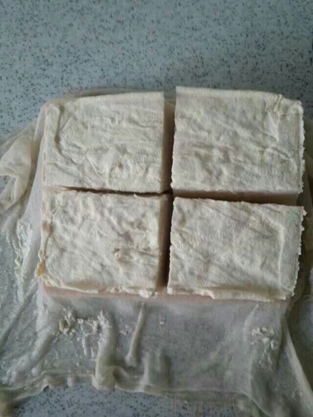 家庭自制豆腐，卫生又好吃,凉后切块