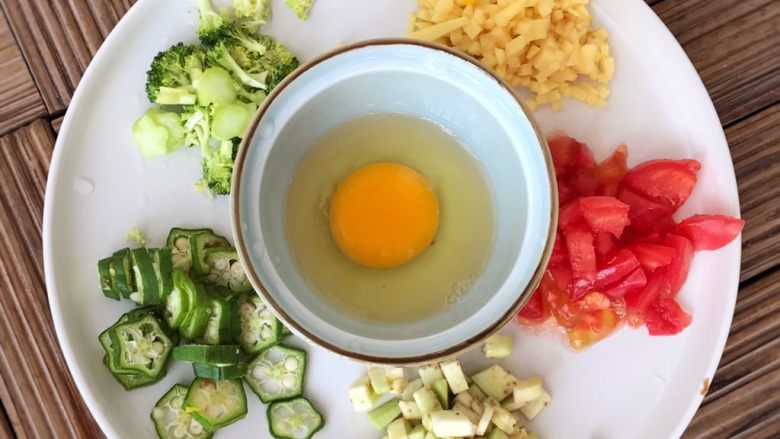 完美蛋花时蔬豆腐脑(宝宝辅食),把蔬菜切成小块,越小的宝宝需要切的越碎