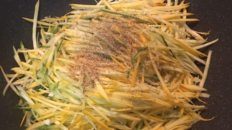 小茴香战斧猪排佐栉瓜丝,下栉瓜丝拌炒,并用盐及黑胡椒粉调味即可。栉瓜丝不需炒太久,带点脆度更好吃。