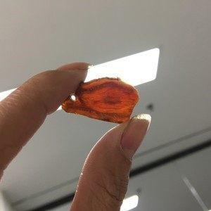 【小森妈妈菜谱】秋季滋补靓汤-高丽参炖鹌,高丽参快速水洗,在温水中浸泡两小时,变柔软后取出,高丽参汁留量备用。