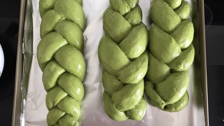墨西哥抹茶蜜豆面包,发酵至原来两倍大后,刷上鸡蛋液。
烤箱180度预热。