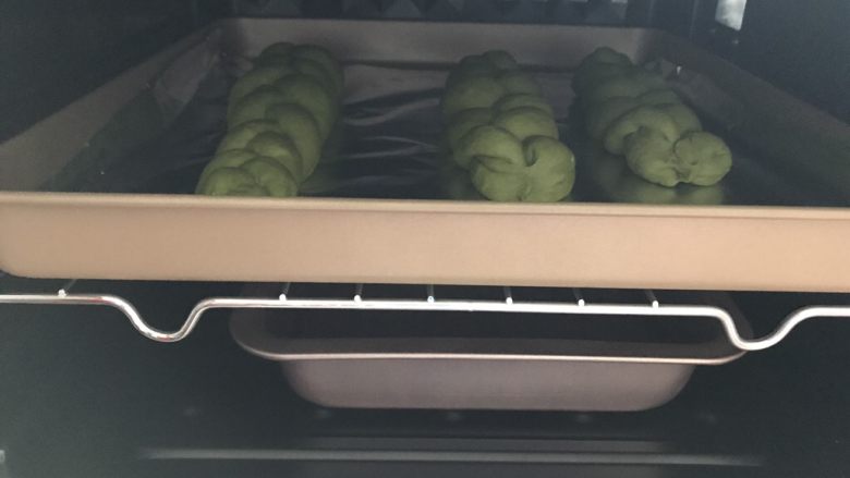 墨西哥抹茶蜜豆面包,二次发酵将面包放入烤箱,烤箱不用开启,下面放一盘热<a style='color:red;display:inline-block;' href='/shicai/ 156925'>水</a>,关上烤箱门,制造一个封闭的高温湿润环境,发酵至原来两倍大。