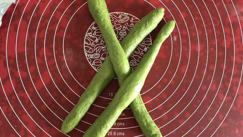 墨西哥抹茶蜜豆面包,将三根面条如图摆好,交点在正中间