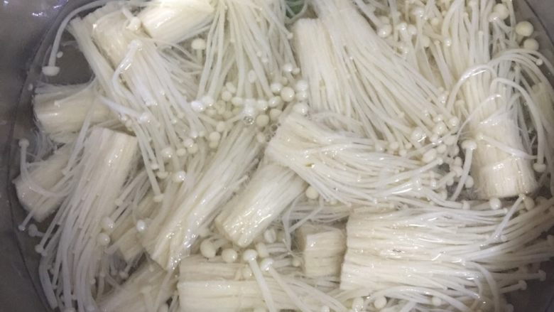 麻辣培根卷金针菇,抄一分钟后盛出