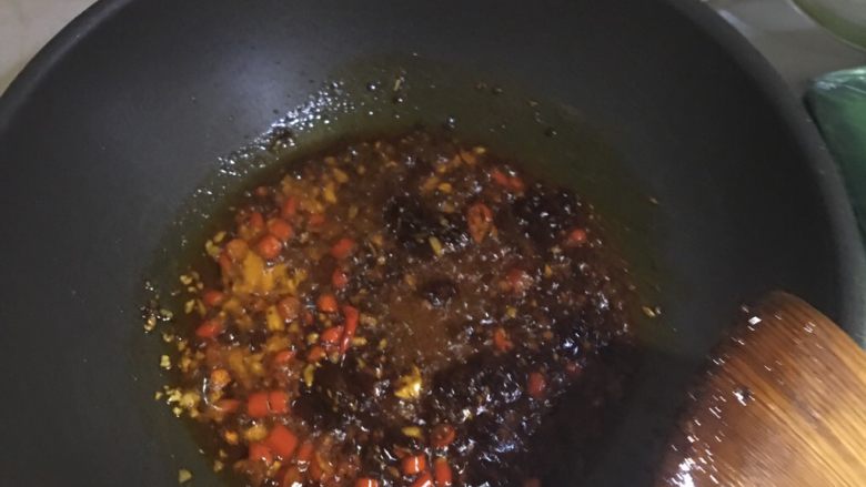 麻辣培根卷金针菇,将调好的调味料倒入 翻炒 直至全部融合