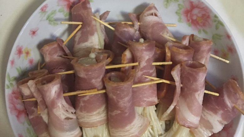 麻辣培根卷金针菇,一条培根切三段 培根卷金针菇底部 牙签串好