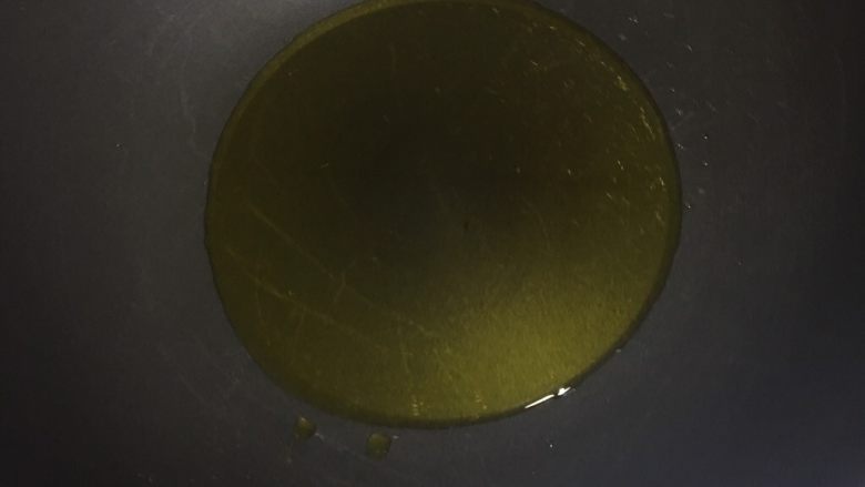 麻辣培根卷金针菇,锅中放油 盖住锅底即可