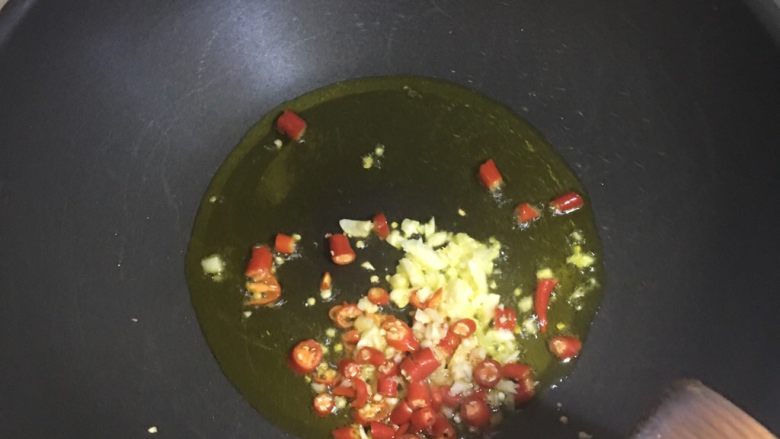 麻辣培根卷金针菇,辣椒 蒜放入翻炒 出味道