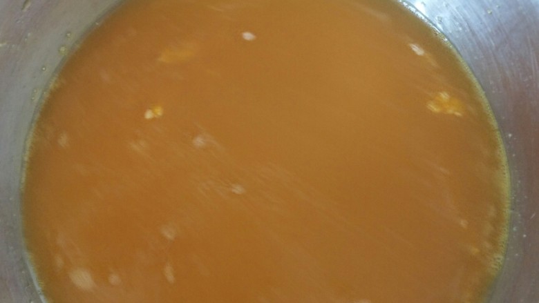 自制香炒实蛋,<a style='color:red;display:inline-block;' href='/shicai/ 9'>鸡蛋</a>打散加入碱水,变红