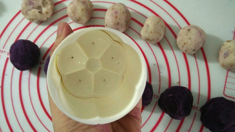 紫薯山药糕,如果想更容易脱模,可以往模具里刷一点点油