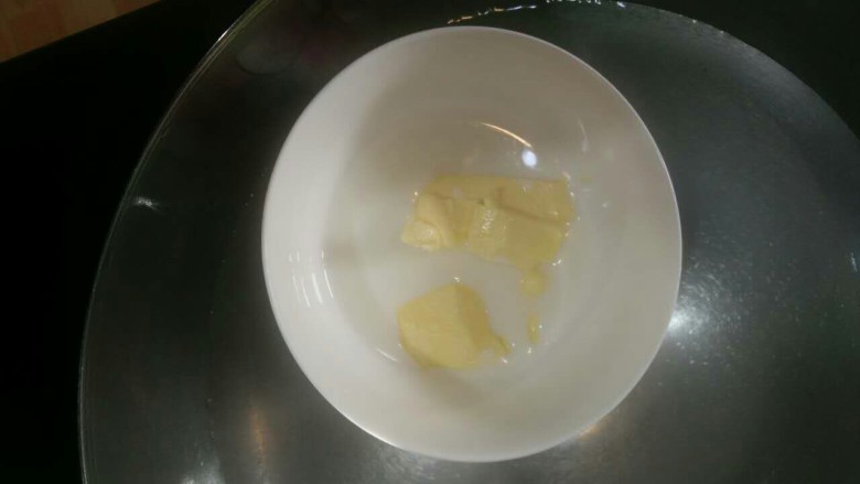 经典海绵蛋糕,实验蛋糊的时候,黄油牛奶放入盆中,隔水融化成液体。