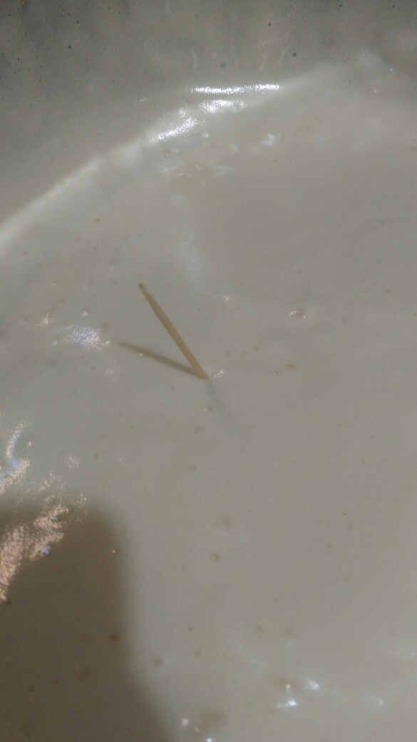 经典海绵蛋糕,将牙签1.2厘米处放入蛋糊里面,牙签不会倒下或者是慢慢倒下,说明蛋黄打发好了。