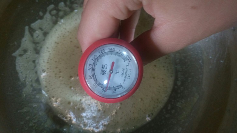 经典海绵蛋糕,放在热水盆中隔水加热,不停的搅拌,加热至38-40℃左右即可。