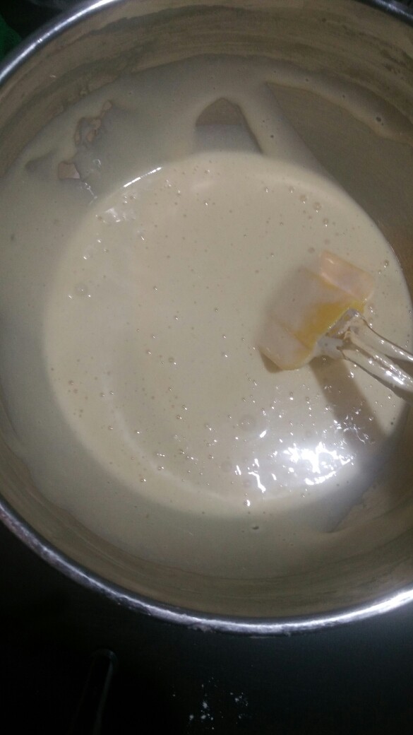 经典海绵蛋糕,搅拌好的面糊有光泽,拎起面糊比先前的面糊要快速滴落稀一点,