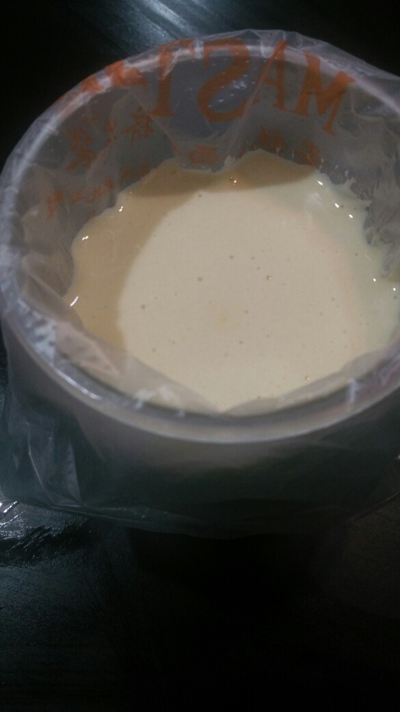 经典海绵蛋糕,搅拌好的蛋糊装入裱花袋,这个时候可以预热烤箱啦!