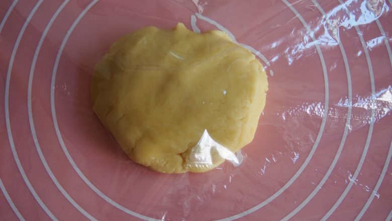 童趣翻糖饼干,在面板上铺上一层保鲜膜,放上面团,上面再覆盖一层保鲜膜