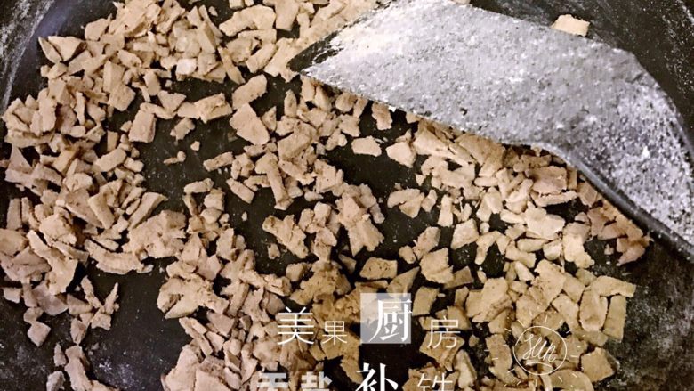 无盐补铁无腥味猪肝粉(婴儿辅食),连葱姜一起过沸水,煮熟。冲洗干净,切小块,炒至7成干,变不多有些小块有点范褐色的时候。