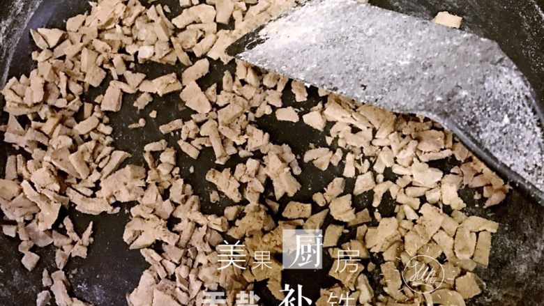 无盐补铁无腥味猪肝粉（婴儿辅食）,连葱姜一起过沸水，煮熟。冲洗干净，切小块，炒至7成干，变不多有些小块有点范褐色的时候。