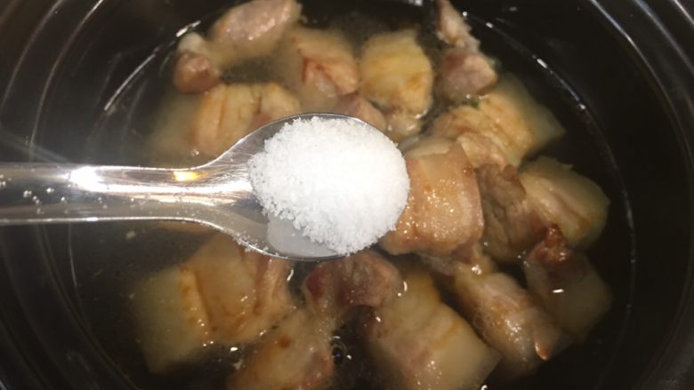 沙姜梅菜腩肉煲(简单版),半小勺盐