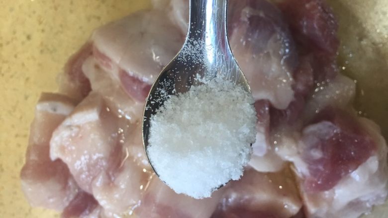沙姜梅菜腩肉煲(简单版),下一小半勺盐腌制,几滴花生油