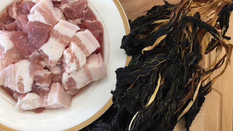 沙姜梅菜腩肉煲(简单版),腩肉一斤洗好切块