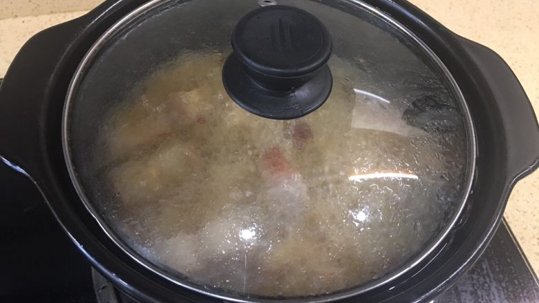 沙姜梅菜腩肉煲(简单版),盖住大火焖个10分钟,然后中小火炖5分钟。