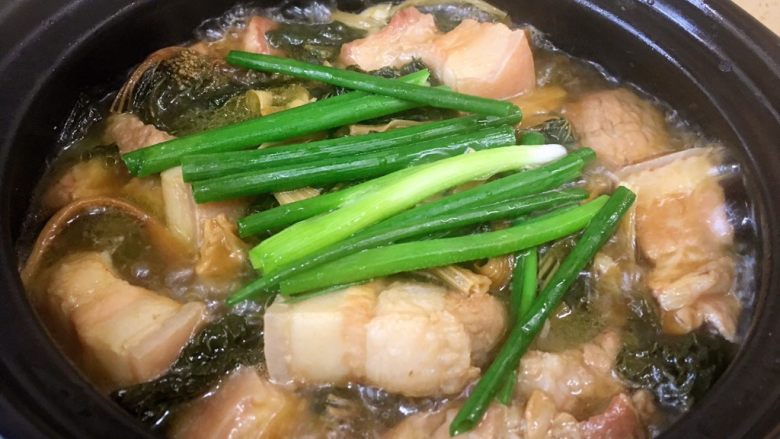 沙姜梅菜腩肉煲(简单版),快好的时候放入锅中。