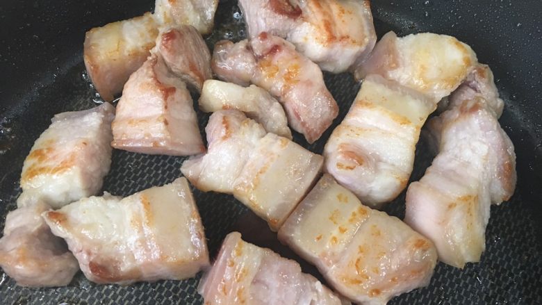 沙姜梅菜腩肉煲(简单版),两边都煎得焦黄一点。如果想颜色深的,你可以先用块糖炒焦糖色,大概80克的糖。再放入煎好的腩肉炒一两分钟上色。
但,我今天的清淡一点,就等一下直接下锅炖了。
