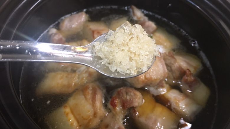 沙姜梅菜腩肉煲(简单版),一小勺糖
