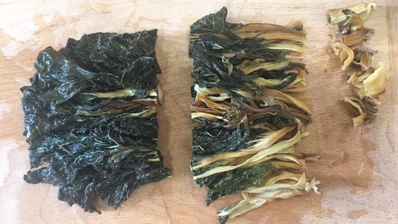 沙姜梅菜腩肉煲(简单版),然后中间切一段