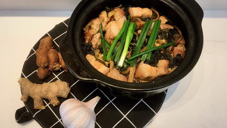 沙姜梅菜腩肉煲(简单版),简简单单的一道菜。不要那么多香料也好吃。好下饭。