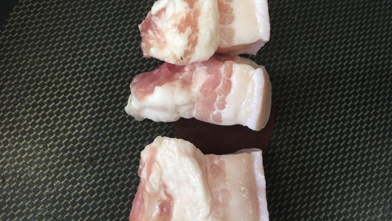 沙姜梅菜腩肉煲(简单版),下锅煎,不用油