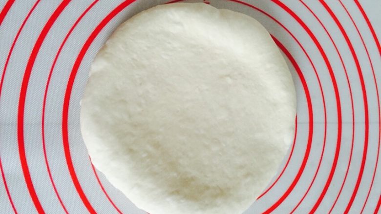 简单好吃的培根虾仁披萨🍕,轻拍排气,用擀面杖擀成一个圆形