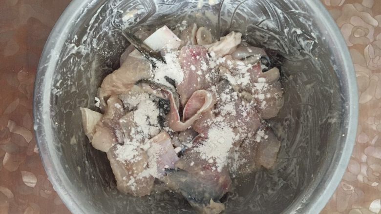 美味火锅鱼,放入适量淀粉,提升鱼的嫩度。如果淀粉是颗粒状的,需用水稀释后放入,建议最好打成粉状的。注意:淀粉不要放多了,不然煮的时候要昏汤,本菜谱只放了4勺。