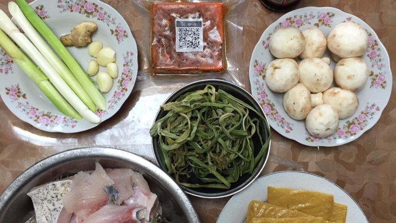美味火锅鱼,原料准备,所有食材洗净待用。