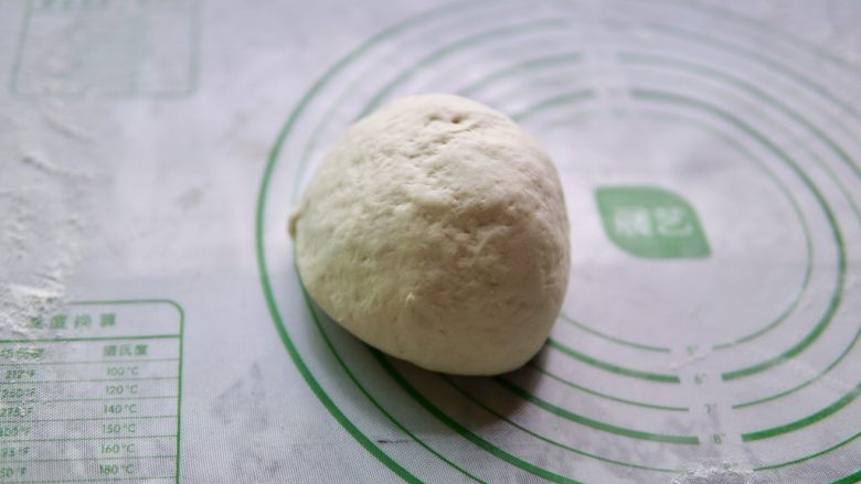 香肠兔子馒头,发酵好的面团,放在不沾板上排气