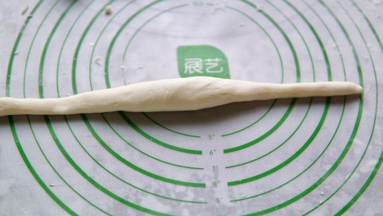 香肠兔子馒头,取一块面团,搓长,如图所示,中间胖,两头瘦