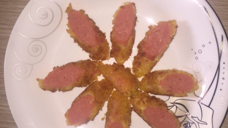 油炸火腿肠,摆入盘中