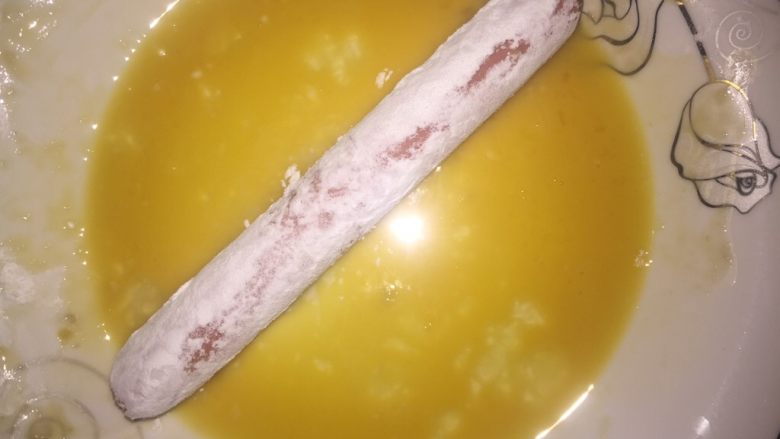 油炸火腿肠,然后放入<a style='color:red;display:inline-block;' href='/shicai/ 9'>鸡蛋</a>液中