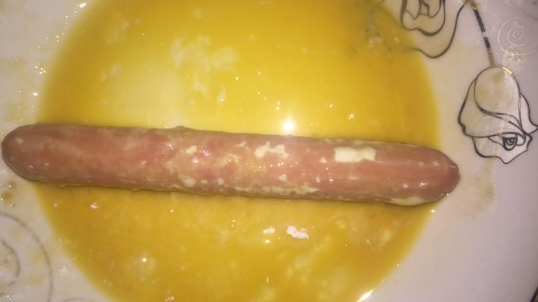 油炸火腿肠,裹上一层蛋液