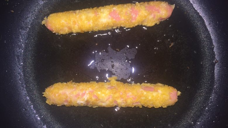 油炸火腿肠,把做好的香肠放入锅中炸至金黄色即可捞出