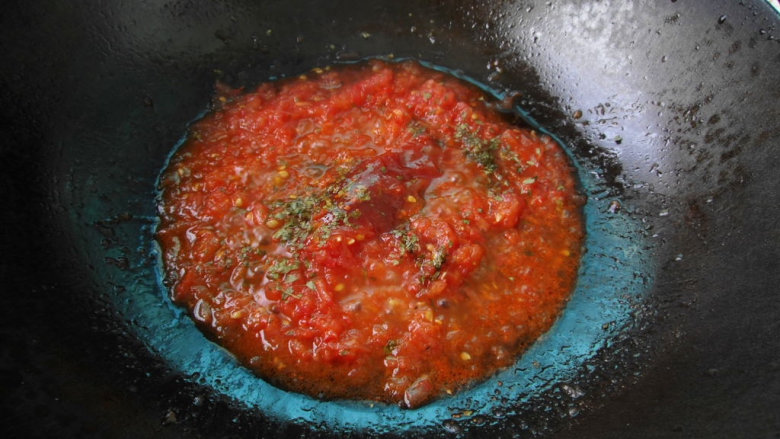 糖醋里脊,另起一锅来煮酱汁,放入<a style='color:red;display:inline-block;' href='/shicai/ 699'>番茄酱</a>4勺,糖3勺,加清水煮匀,加少许淀粉水(生粉+清水),煮到酱汁变稠就可以关火了