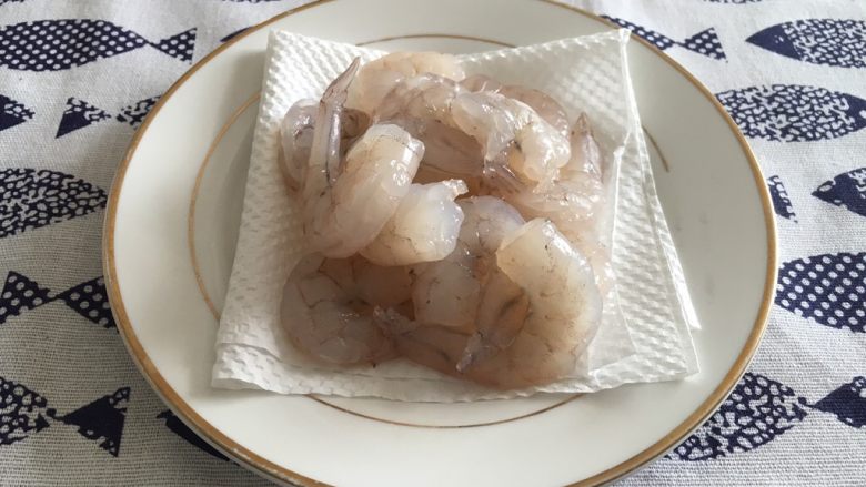 鲜虾茄盒,鲜虾洗干净,去头去皮,挑出沙线,用厨房用纸吸干<a style='color:red;display:inline-block;' href='/shicai/ 156925'>水</a>分,放少许白胡椒粉,少许料酒抓匀,腌制10分钟备用。