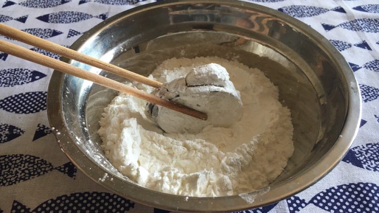 鲜虾茄盒,小盆里放大量干淀粉,把茄盒放入盆里,茄盒蘸满干淀粉。