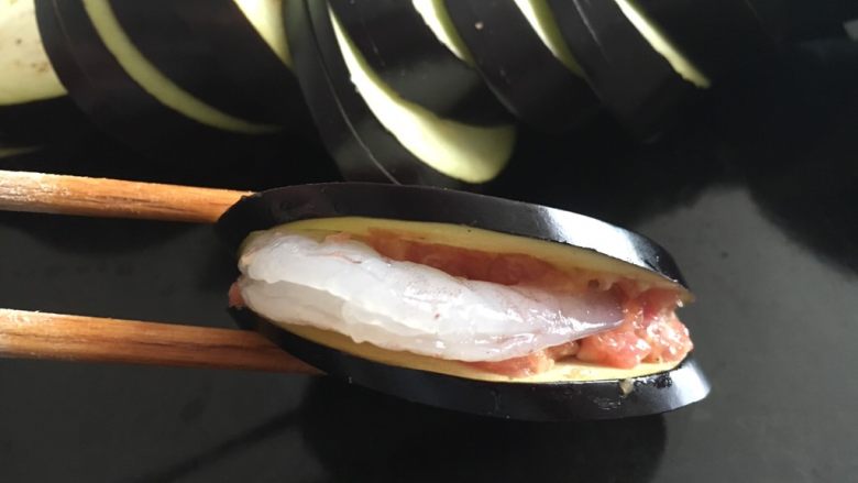 鲜虾茄盒,放入1个虾仁,轻轻将茄盒合拢。