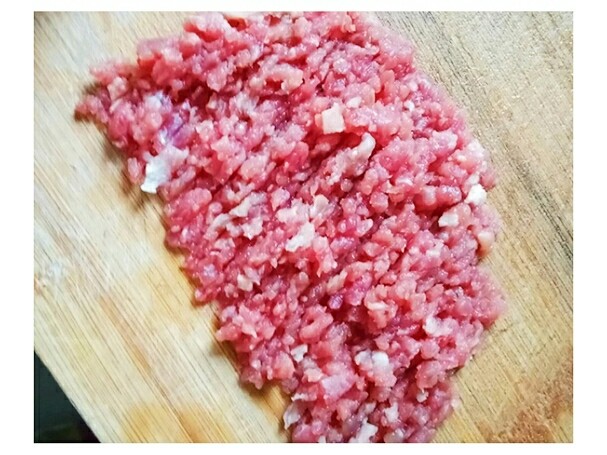 牛肉千层饼,把牛肉剁成肉馅(我用的是超市买的牛排,因为已经腌制过了,比较有味道)